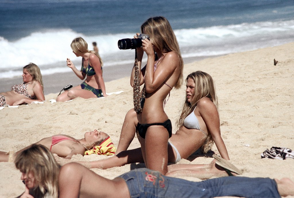 На нудистском пляже было много красивых девушек которые попали на камеру