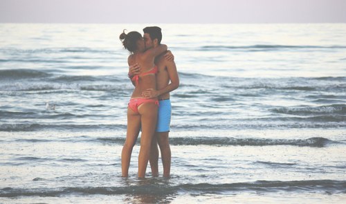 Подглядывание за молодой парой на пляже