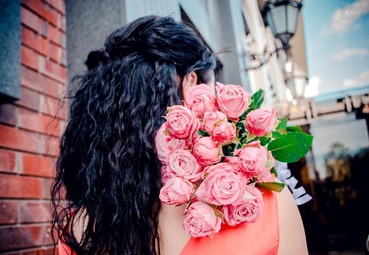 фото женщин спиной с цветами