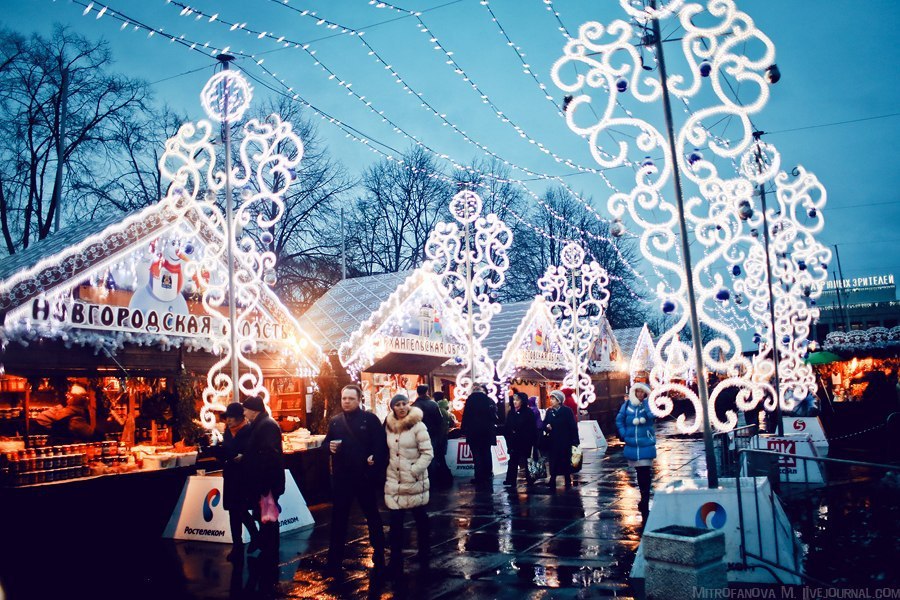 Петербург новогодняя ярмарка. Рождественская ярмарка Санкт-Петербург. Пионерская площадь зимой Питер. Рождественская ярмарка на Пионерской площади. Рождественская ярмарка Питер.