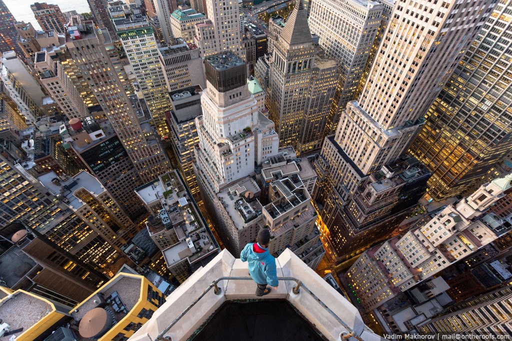 Вид сверху. Марк Фостер небоскреб Нью Йорк. Руферы Нью Йорк. Крыши высоток Нью Йорк. Вадим Махоров руфер.