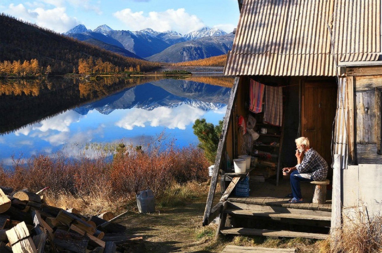 Уединенный дом у озера в горах