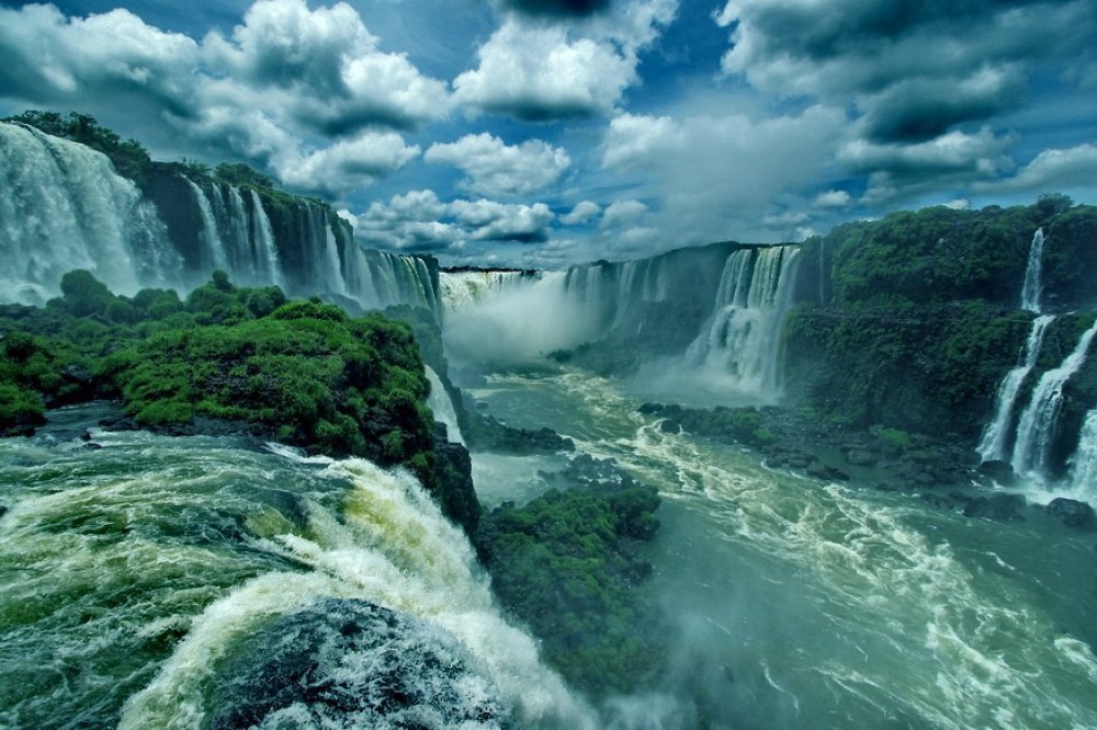 Природные воды бразилии. Водопады Игуасу Аргентина. Бразилия водопады Игуасу. Водопад глотка дьявола в Бразилии. Глотка дьявола водопад Игуасу.