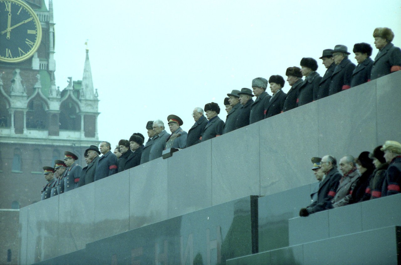 Брежнев Андропов Черненко на трибуне мавзолея
