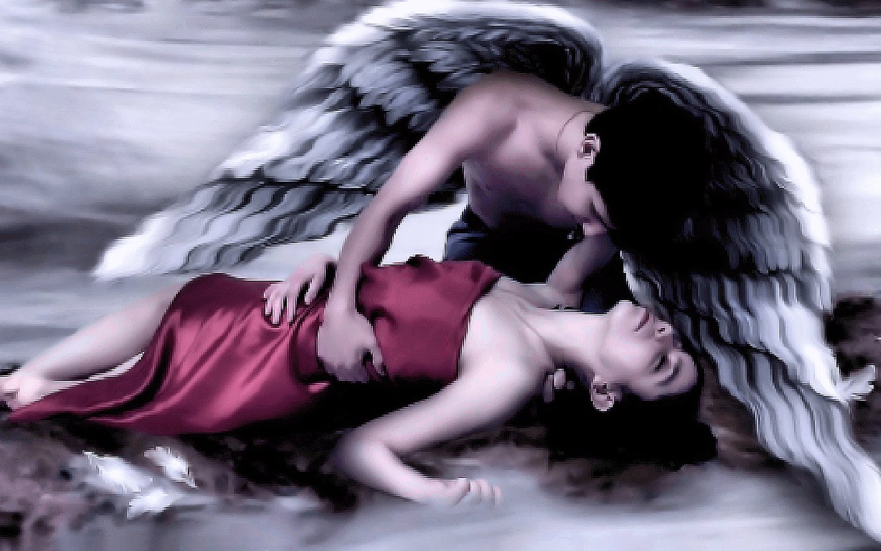 Ангел укрывает крыльями девушку