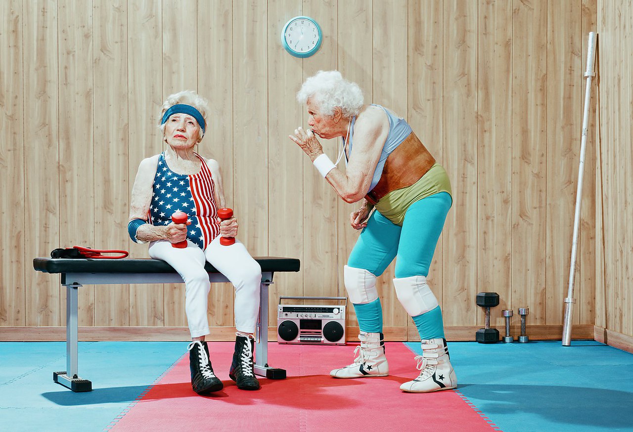 Бабушки в лосинах. Бабушка спорт. Бабули в спортзале. Физкультура для пожилых. Спортивные старики.