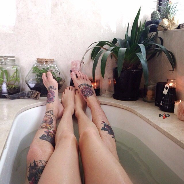 Вместе в ванной. Ванна для ног. Ноги в ванной мужские и женские. Пара в ванной.