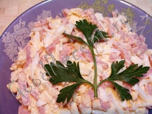 Салат восточный классический с колбасой и помидорами