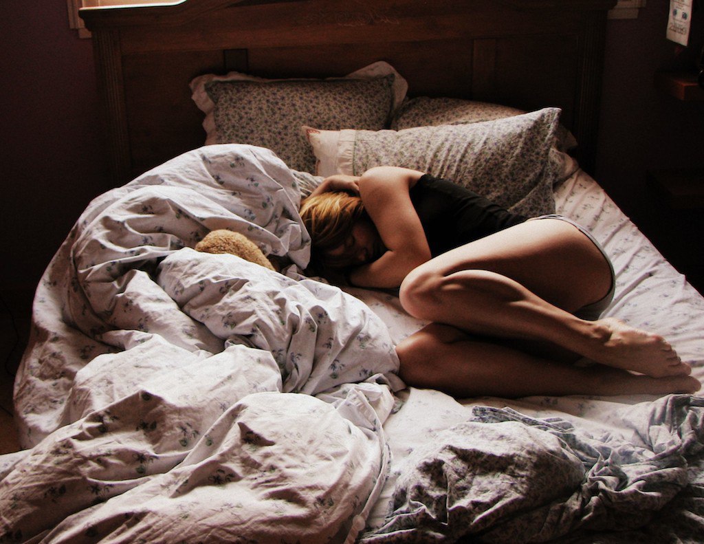 Женщина одна в постели