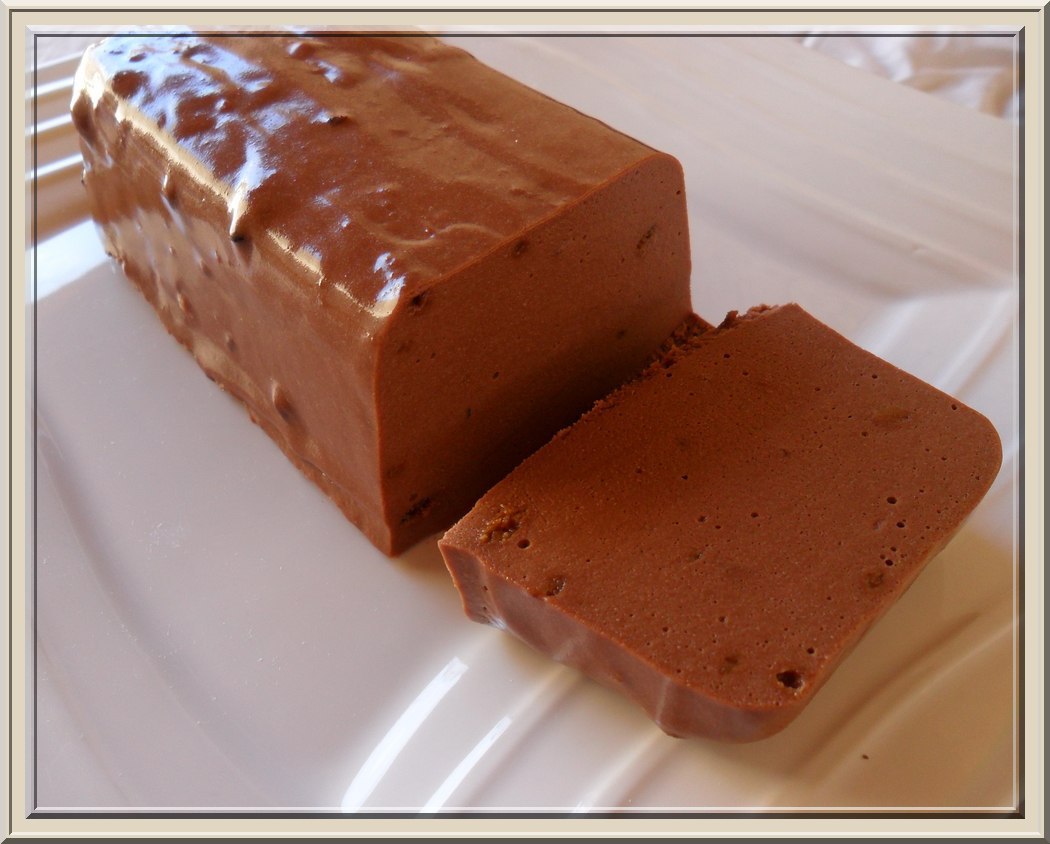 Шоколадное масло рецепт с фото. Шоколадное масло. Шоколадный десерт без выпечки. Шоколадный торт без выпечки. Масло сливочное шоколадное.