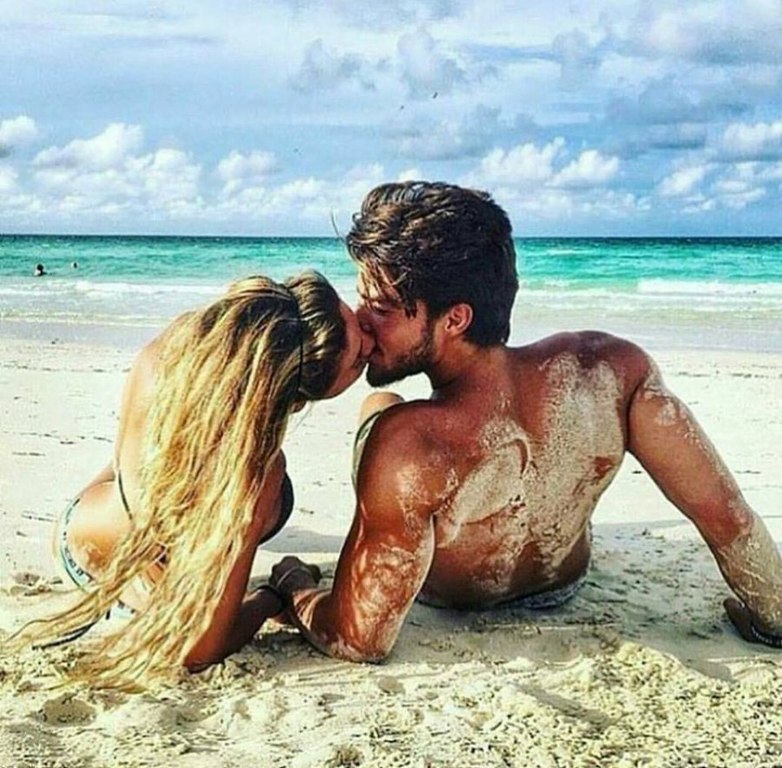 Дикий пляж пары