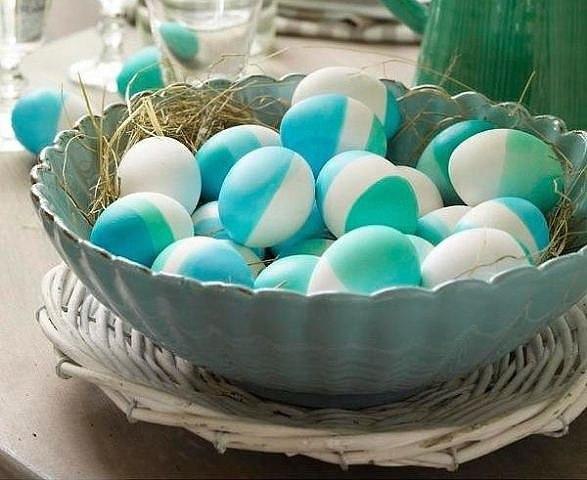 Как оригинально и красиво покрасить яйца. Любой из предложенных способов сделает яйца не просто ...