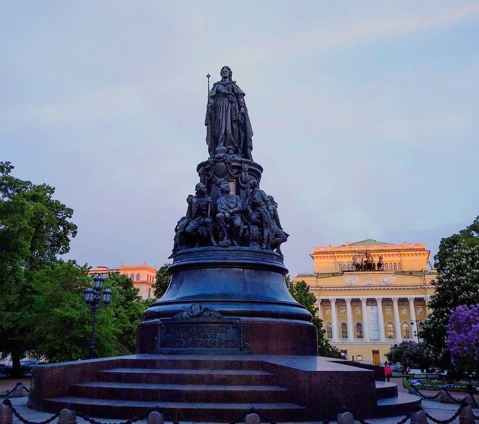 Памятник екатерине в москве. Памятник Екатерине II (Санкт-Петербург). Памятник Екатерине 2 в Москве. Памятник Екатерине второй. Памятник Екатерине II (Симферополь).