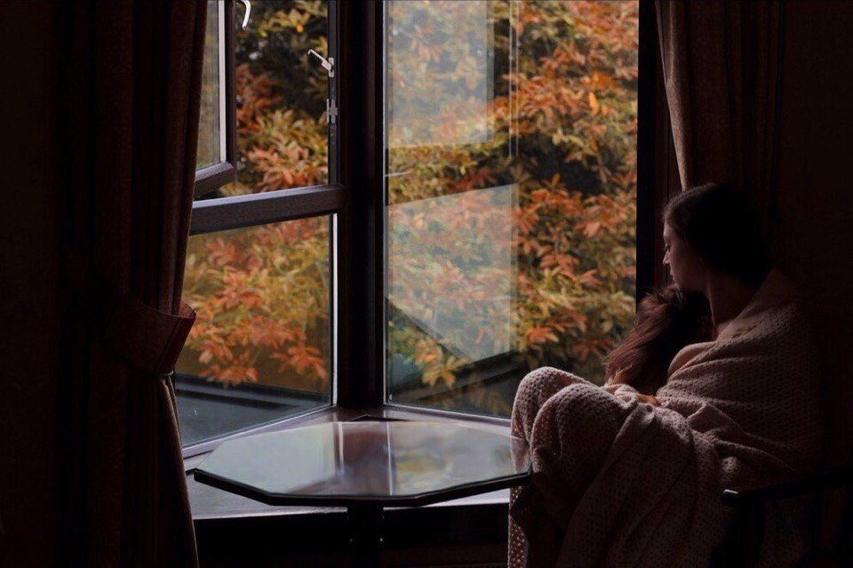 Однажды вечером я сидел дома один слушая. Окно осень. Дождь за окном. Осень одиночество. Окно вечер.