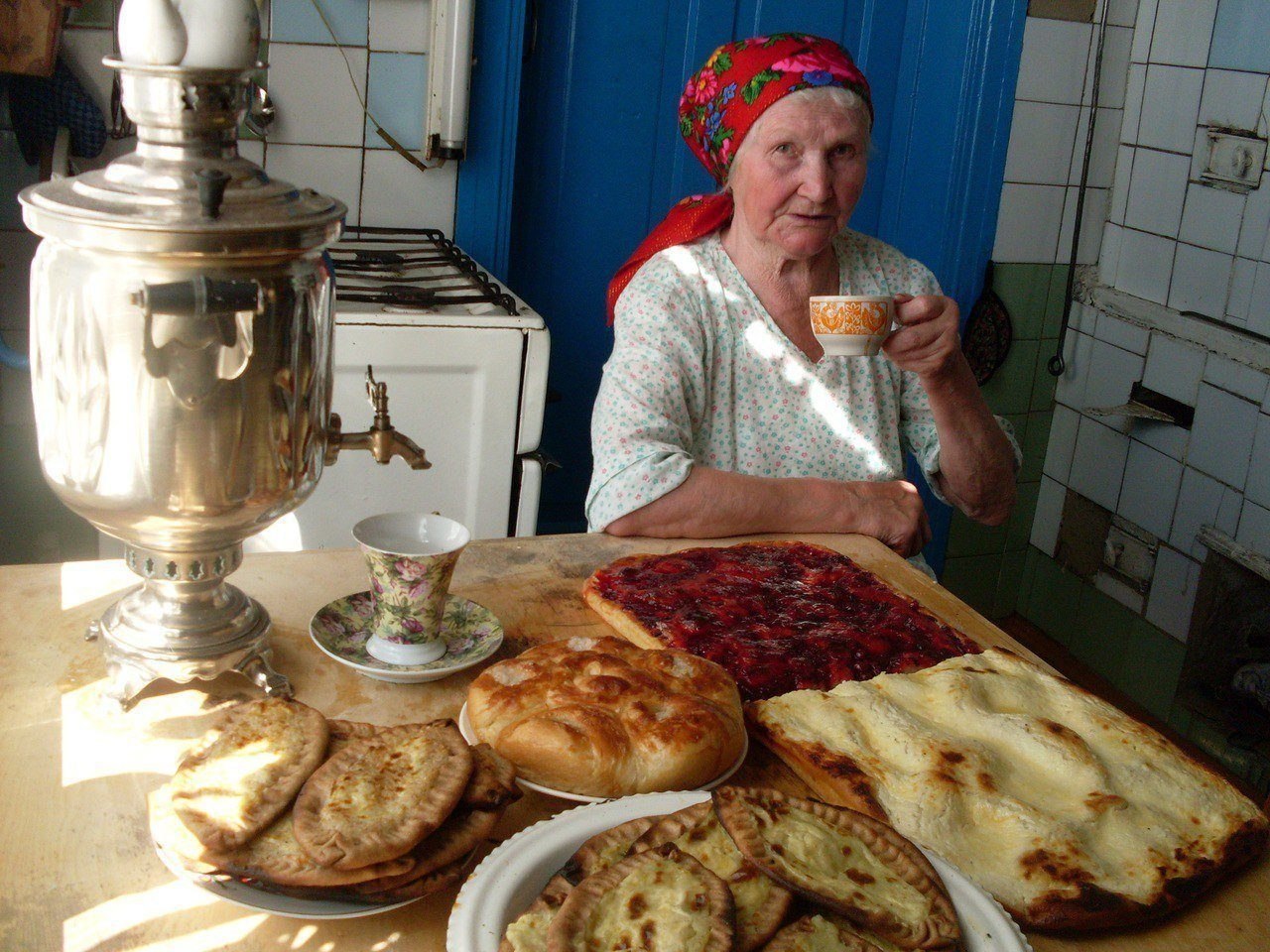 Бабушка к празднику печет пироги и пиццы