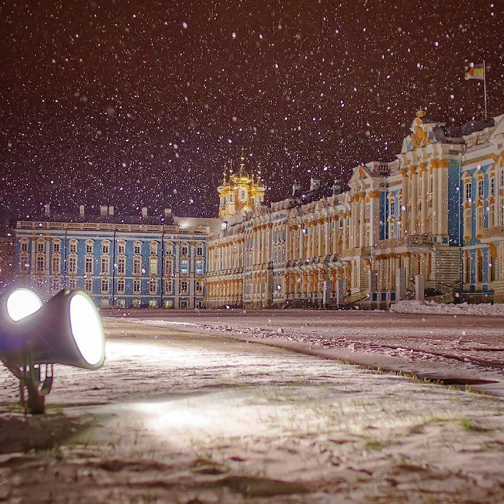 Село питер. Питер Екатерининский дворец ночной. Питер Царское село Екатерининский дворец зимой. Екатерининский дворец ночью. Екатерининский дворец зимой ночью.