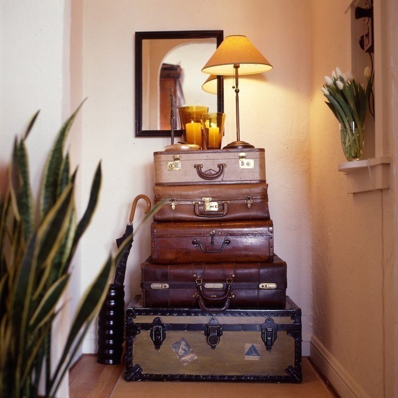Как использовать старый чемодан в интерьере квартиры - 90 фото