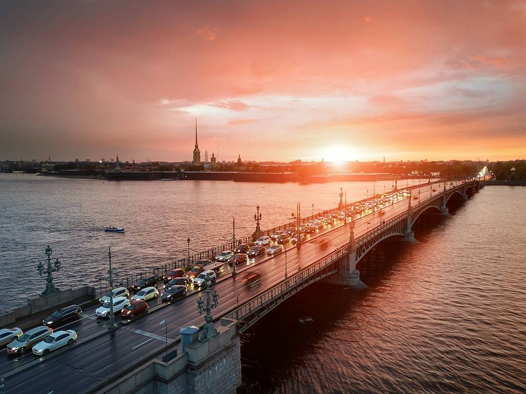 Троицкий мост в Санкт-Петербурге с Дворцовой набережной
