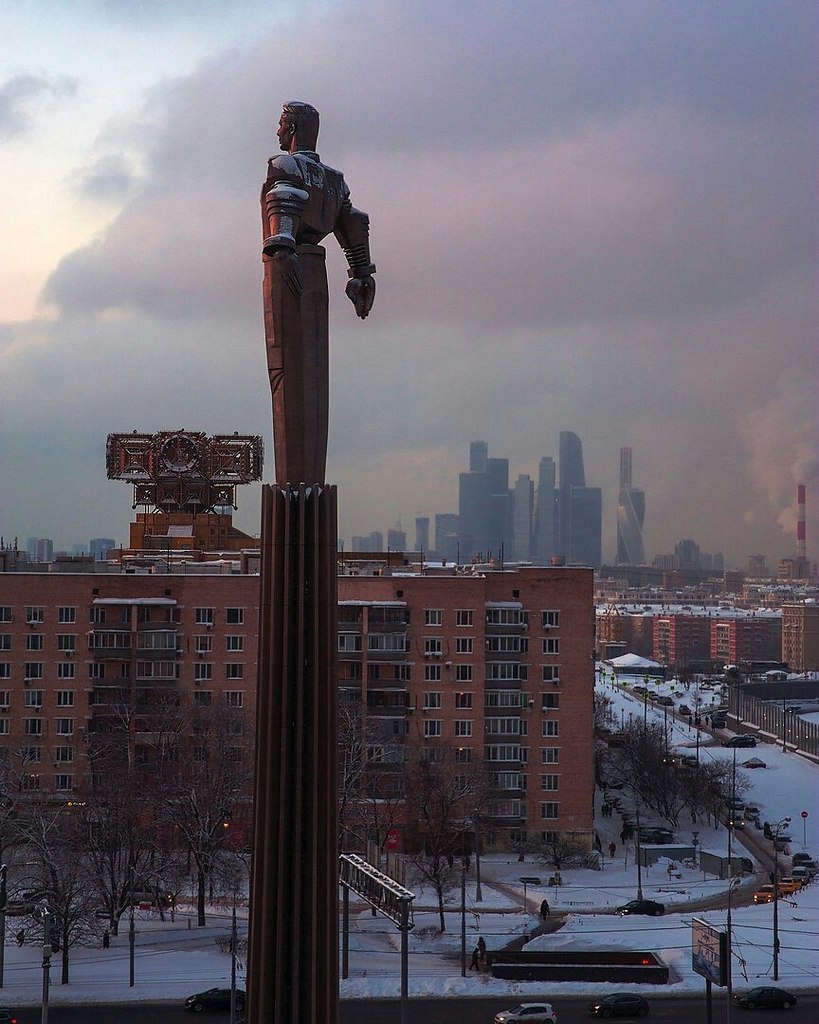 Памятник гагарину в москве на ленинском фото