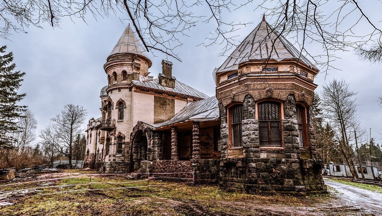 В старинном парке стоит старинный дом. Белогорка усадьба Купцов Елисеевых. Дача купца Елисеева Белогорка. Белогорка Гатчина усадьба. Усадьба Елисеева Белогорка.