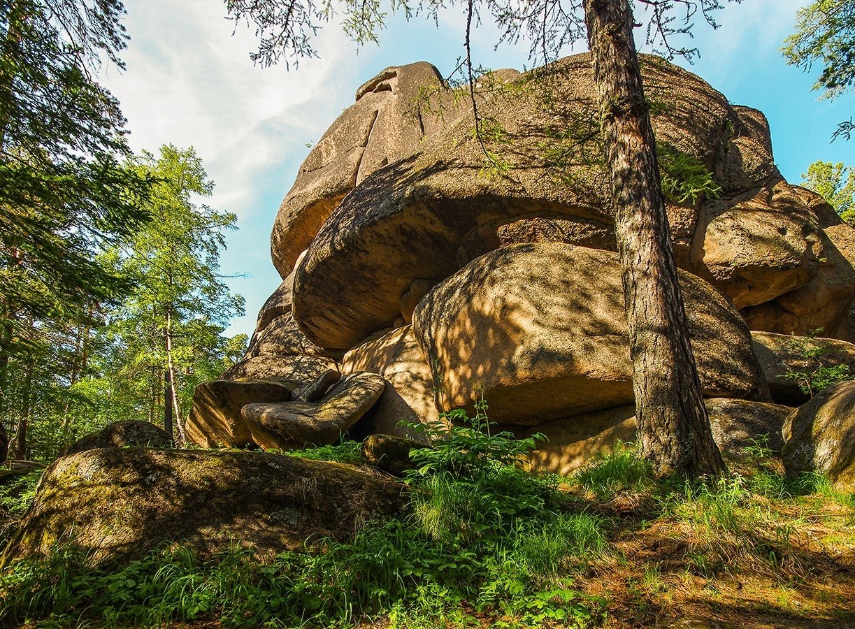 Красивая каменная фигура в Парке Ширинского района, отлично сделанная из камня