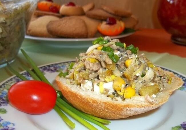 Пицца со шпротами и кукурузой