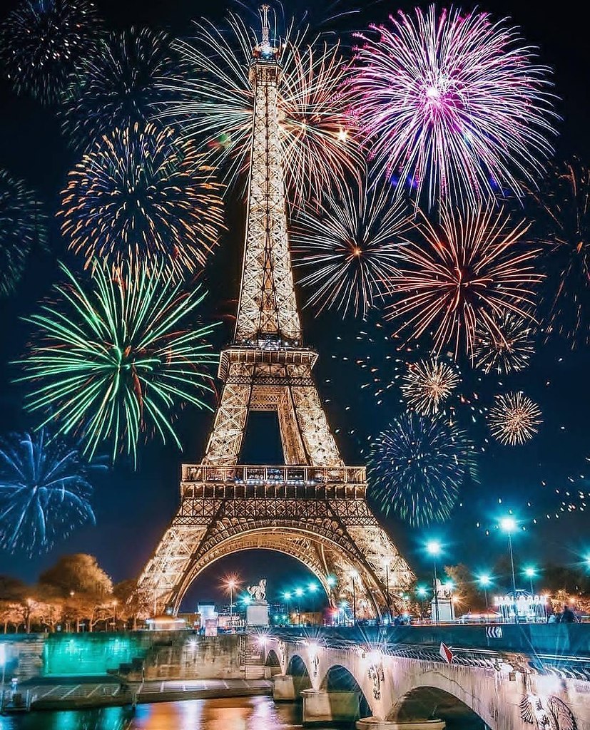 Эйфелева башня в Париже салют