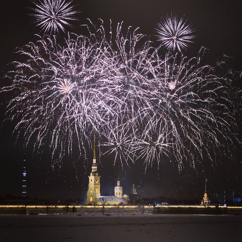 Салют 4 ноября в санкт петербурге. Петропавловская крепость в Санкт-Петербурге салют. Санкт-Петербург салют над Невой. Фейерверк на Петропавловской крепости. Салют над Петропавловской крепостью.