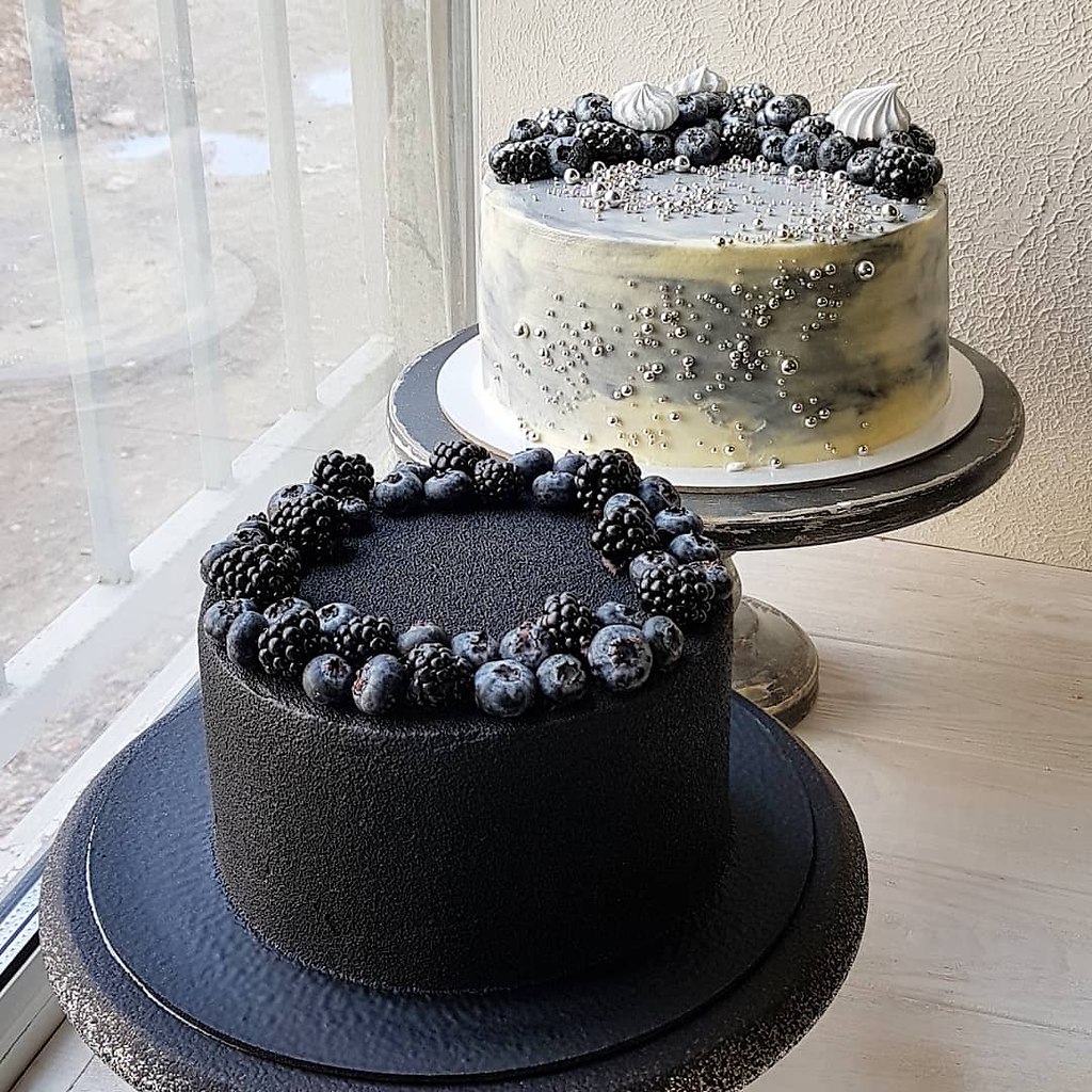 Черный торт. Как сделать серый торт. Как сделать серый торт. Декор черного торта. Декор торта в сером цвете.