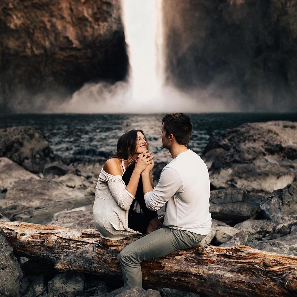 Влюбленные у водопада