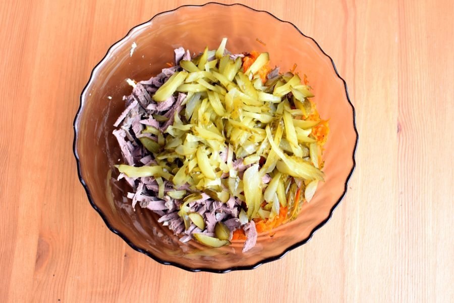 Салат из свиного сердца с грибами и солеными огурцами рецепт