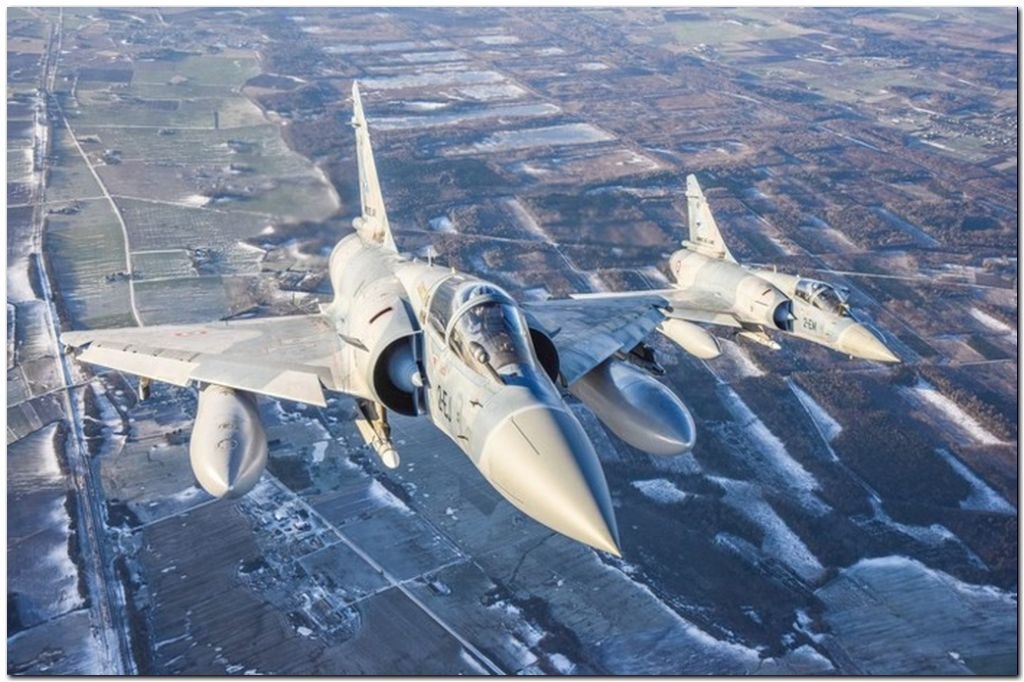 Истребители франции. Мираж 2000 истребитель. Mirage 2000 ВВС Франции. Мираж самолет Франция. Истребитель Франции Мираж.