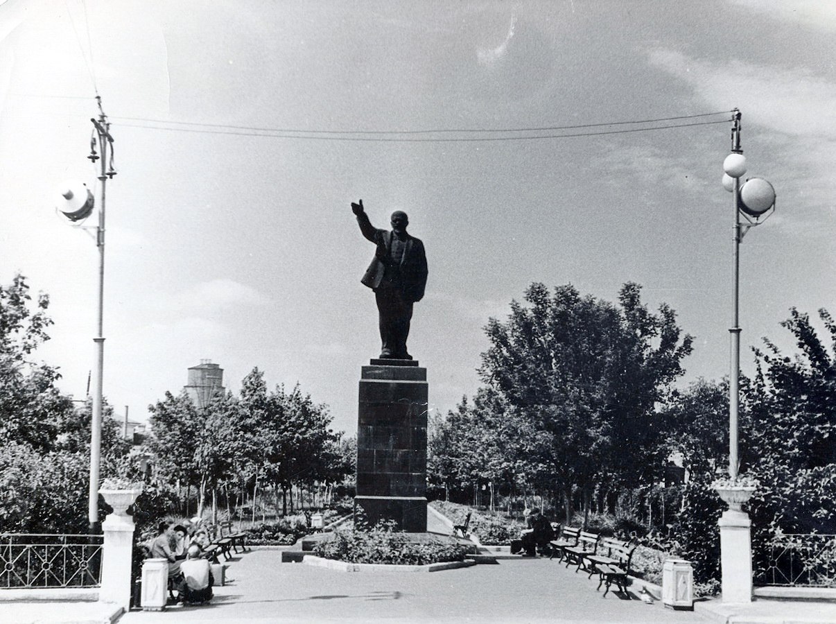 Брянск советский. Брянск в СССР. Памятник в Брянске СССР. Старинные памятники в городе Брянске. Брянск фото.