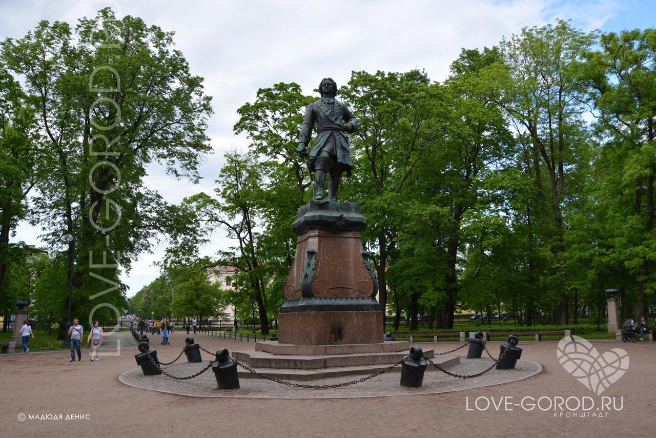 Фамилия кронштадт. Петровский парк Кронштадт. Памятник Петру 1 в Кронштадте. Парк Петра в Кронштадте. Памятник в Кронштадте Петровский парк.