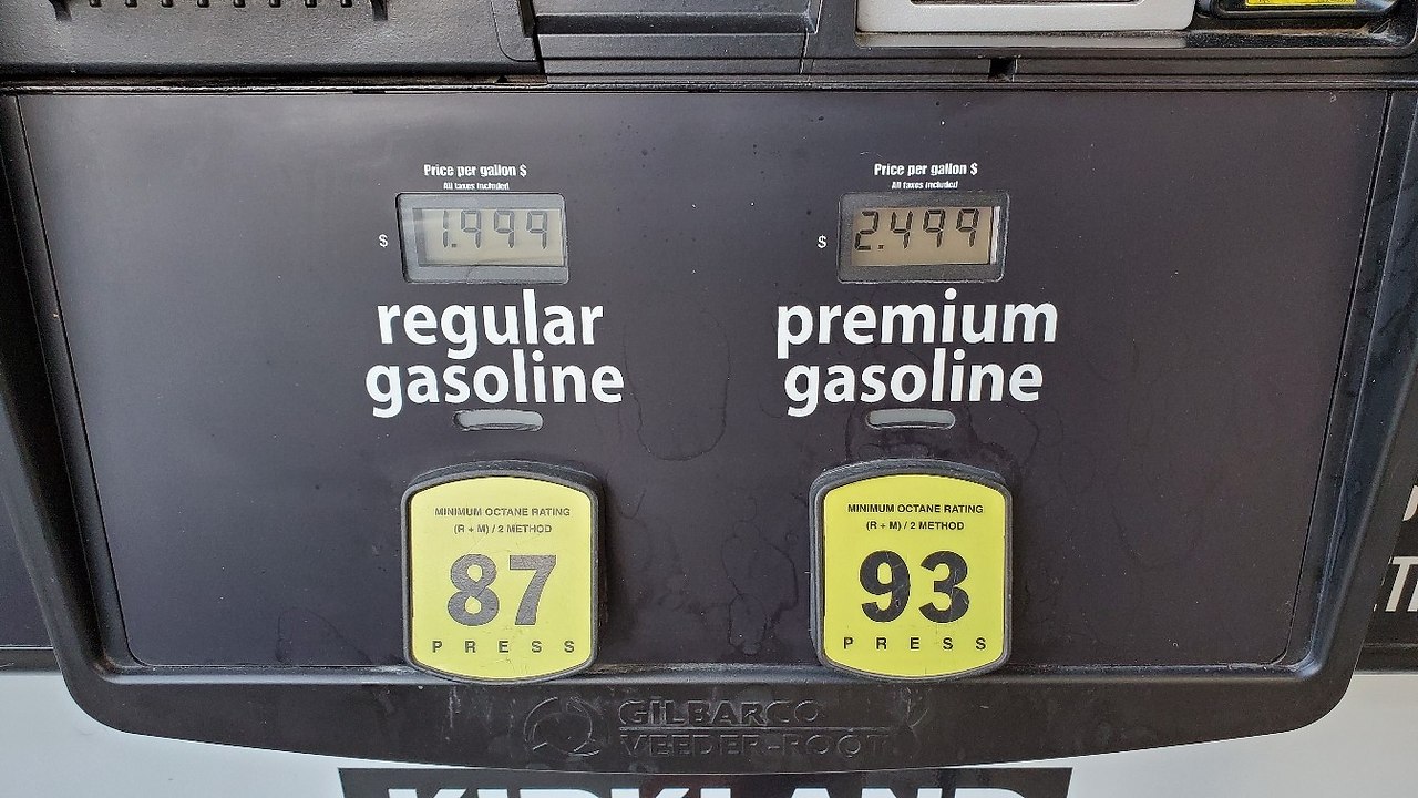 Сколько литр бензина в америке. Галлон бензина в США. 1 Галлон бензина в США. Галлон бензина в литрах в США. 1 Галлон бензина.