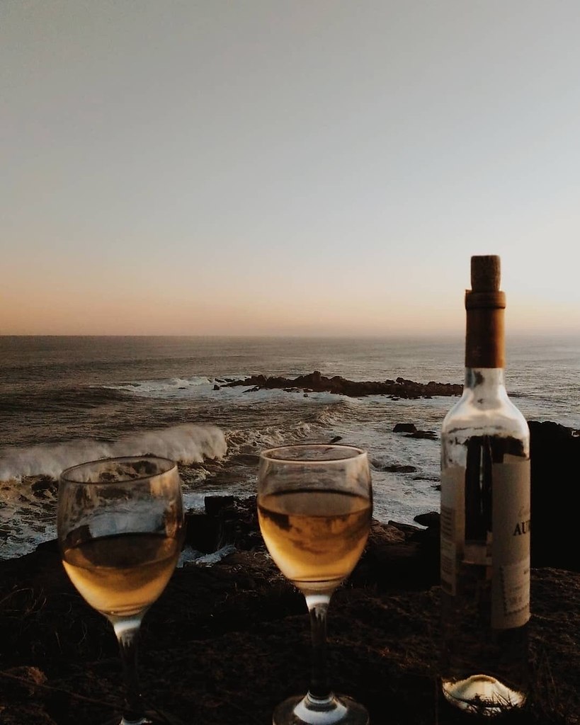Фото с бокалом вина на море