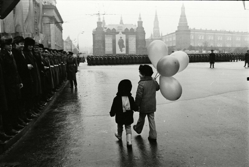 Ссср любимый. Фотограф Александр Стешанов СССР. СССР черно белый. Советские воздушные шарики. Советские дети с воздушными шариками.