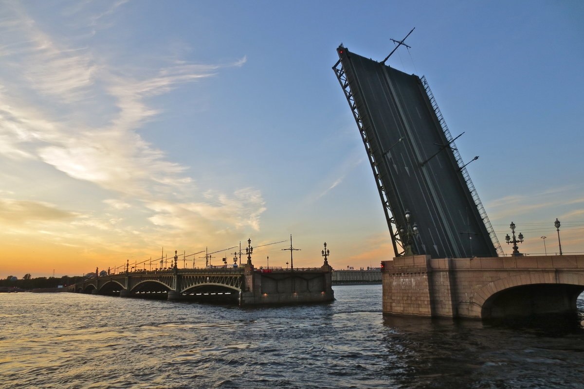 Какие мос. Троицкий разводной мост в Санкт-Петербурге. Троицкий разводной мост Питер. Троицкий мост в Санкт-Петербурге развод. Троицкий мост пролеты.