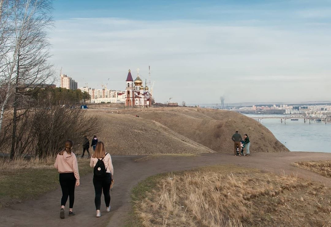 Береги красноярск. Набережная Академгородок Красноярск. Красивый берег Красноярск. Красивый берег Красноярск 2020. Енисей Красноярск красивый берег.