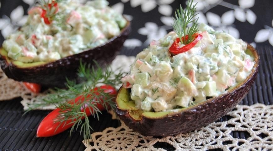 Салат с творогом и крабовыми палочками. Крабовый салат с авокадо. Салат с авокадо и крабовыми палочками. Авокадо с крабовыми палочками. Салат из авокадо и крабовых палочек.