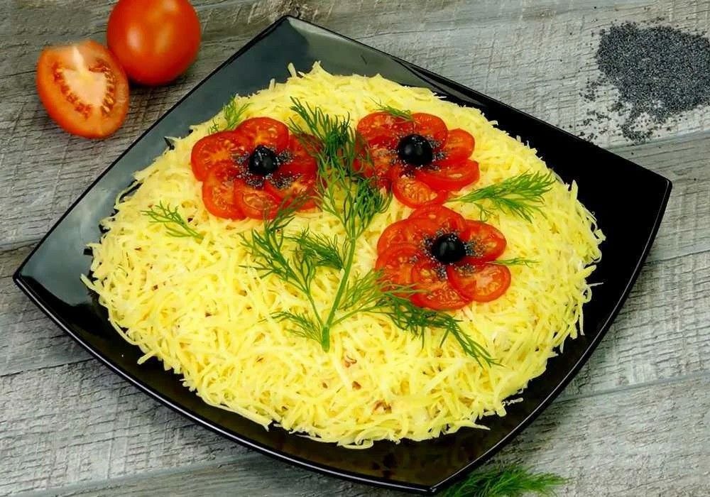 Салат красный мак с копченой курицей и