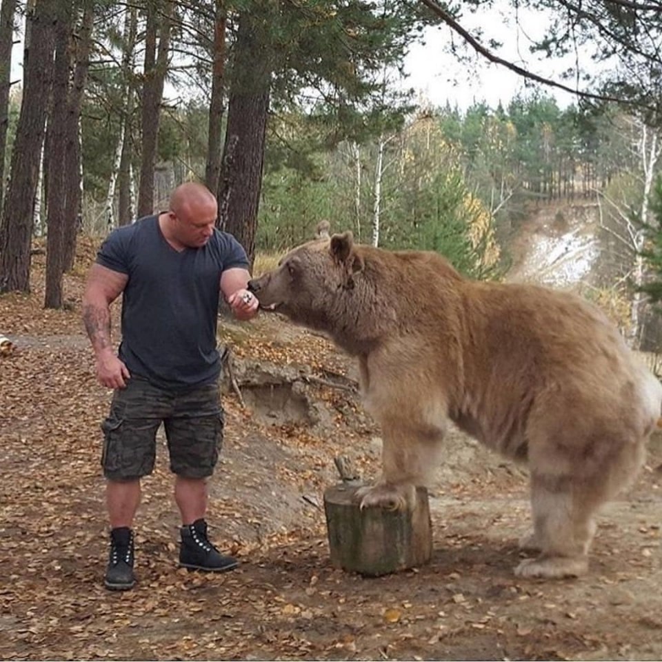 Мужик с медведем фото