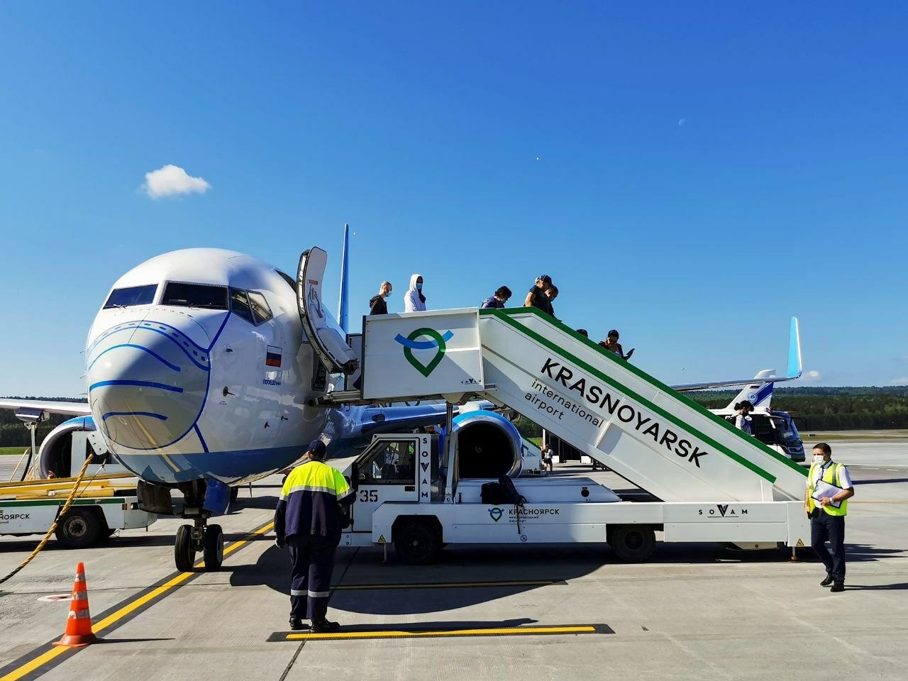 Самолет красноярск. Самолет Красноярск Боинг 737. Самолет в маске. Самолет прилетел. Самолет победа Красноярск.