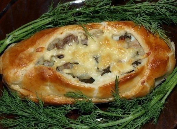 Лодочки из слоеного теста с картофелем, мясом и огурчиками.Ингредиенты:картофель - 1 кг.мясо ... - 6