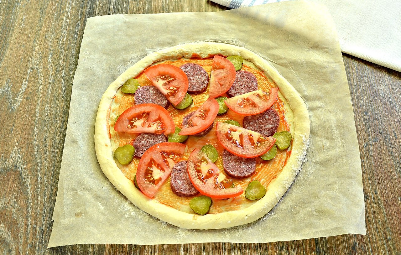как готовить пиццу в духовке с готовым тестом колбасой и сыром помидорами фото 118