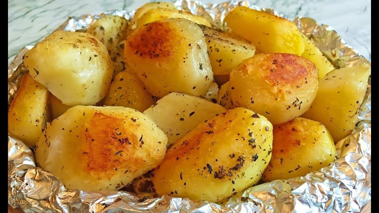 Как запечь картофель в духовке в фольге со сметаной