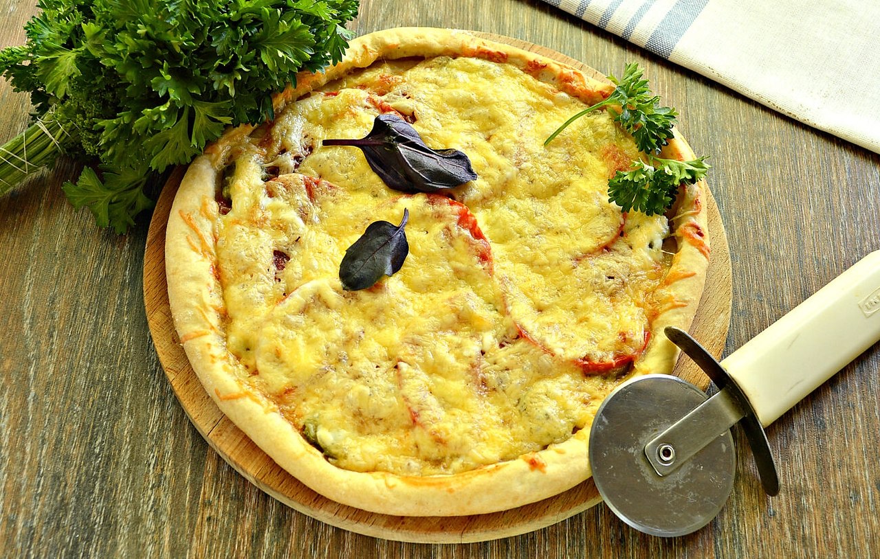 рецепт домашней пиццы в духовке с колбасой и сыром на дрожжевом тесте фото 104