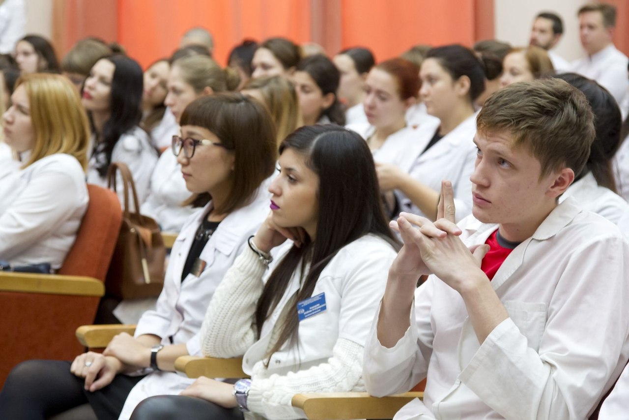 Преподаватели медуниверситета. Студенты медики. Студенты мединститута. Студент медицинского вуза.