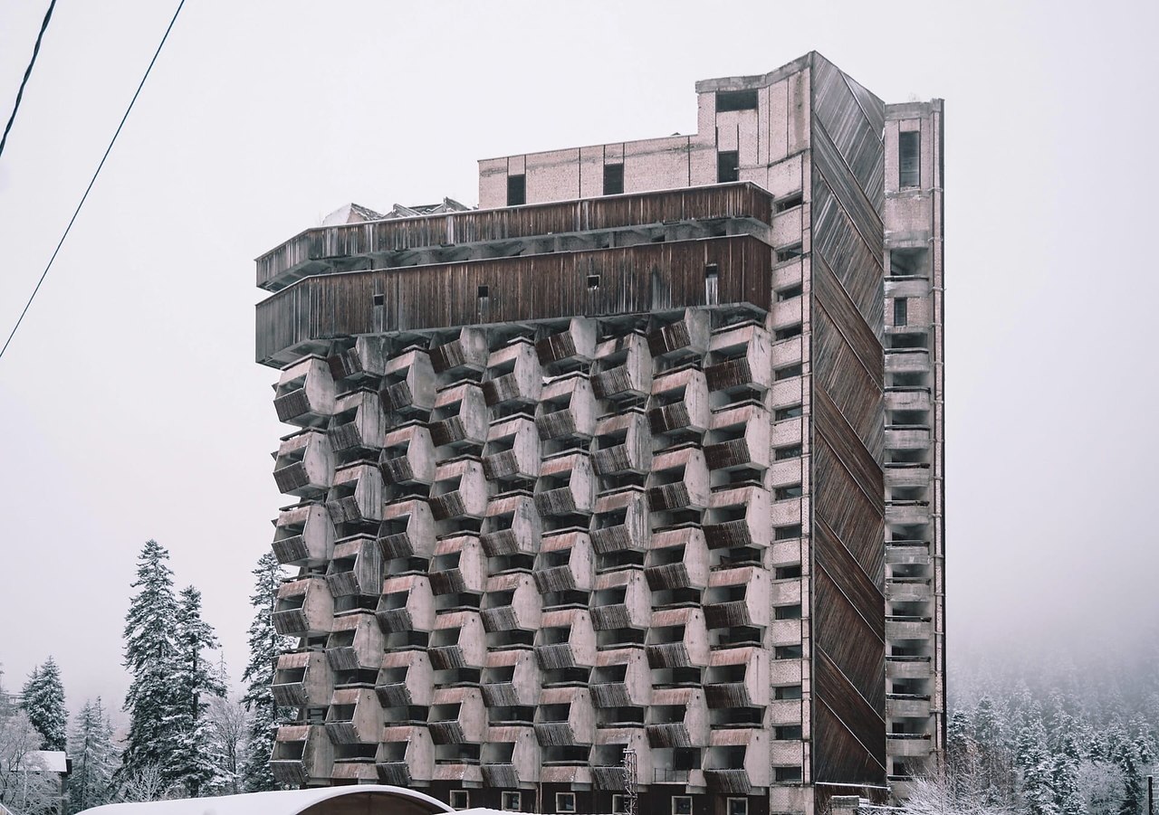 Заброшенная гостиница в домбае