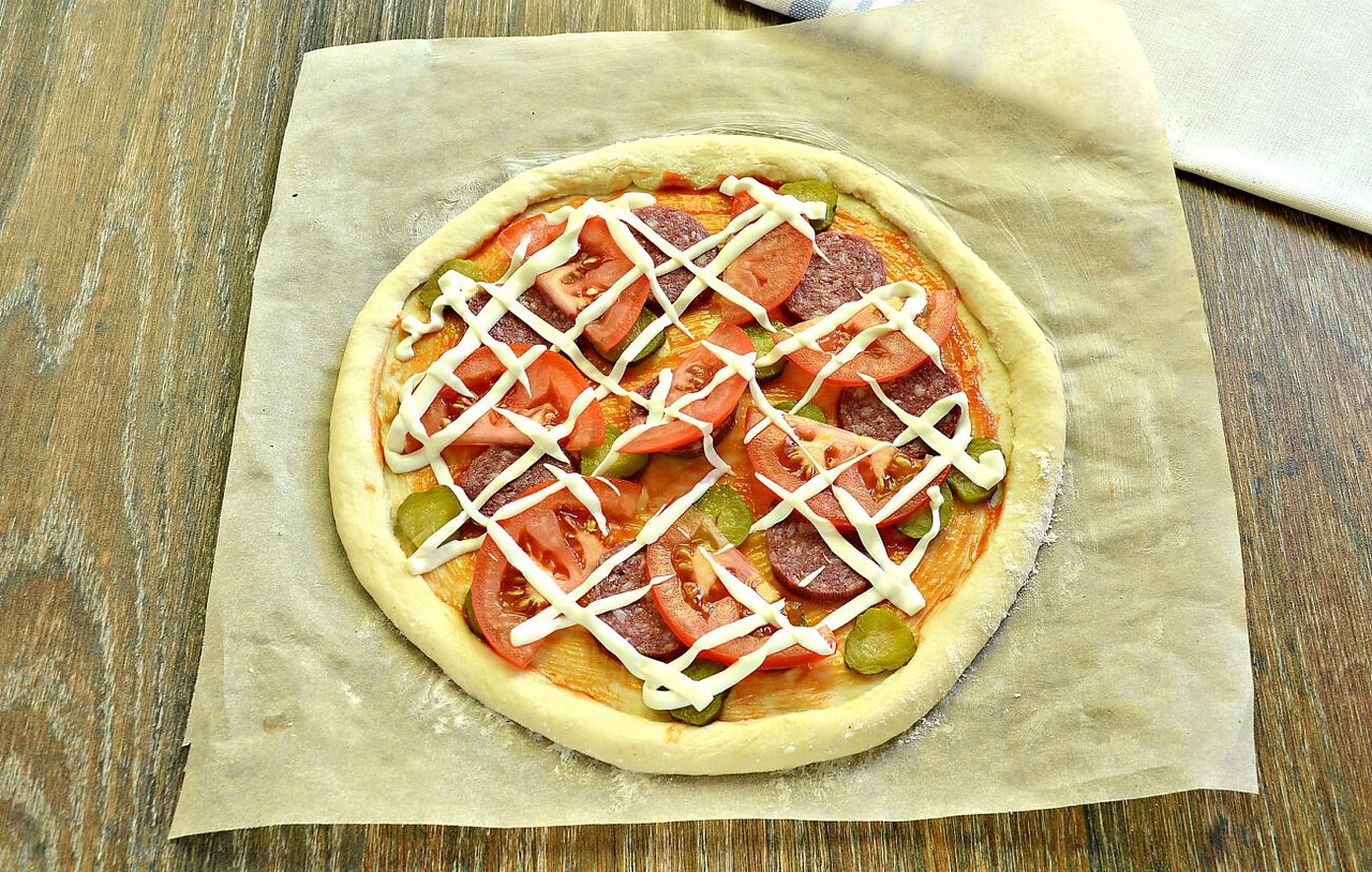 рецепт пиццы на слоеном тесте в духовке с колбасой и сыром и помидорами фото 106